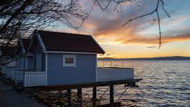 I nærområdet finner man den idylliske Strandpromenaden langs Flaskebekks strandlinje, et yndet tur- og badeområde.