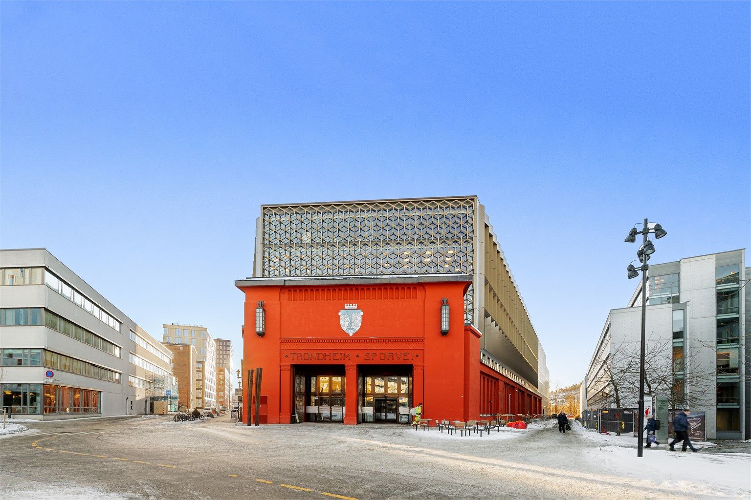 Den karakteristiske Trikkestallen i Teknobyen er et kjent landemerke i området. Her finner du arbeidsplasser, treningssenter og serveringstilbud – alt innen kort gangavstand fra boligen.