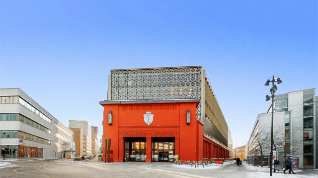 Den karakteristiske Trikkestallen i Teknobyen er et kjent landemerke i området. Her finner du arbeidsplasser, treningssenter og serveringstilbud – alt innen kort gangavstand fra boligen.