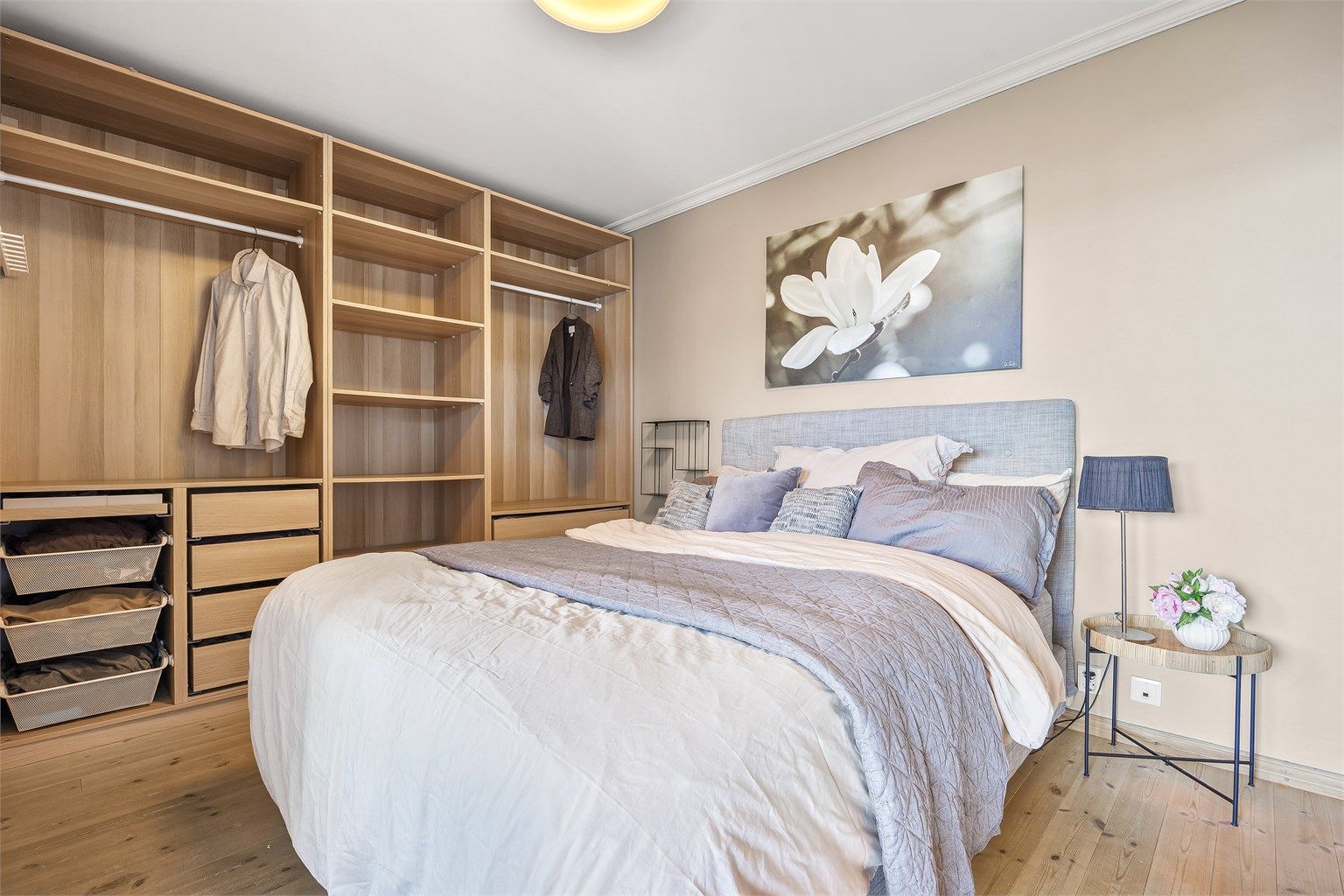 Rommet har en stor, åpen garderobeløsning som gir rikelig med oppbevaringsplass.