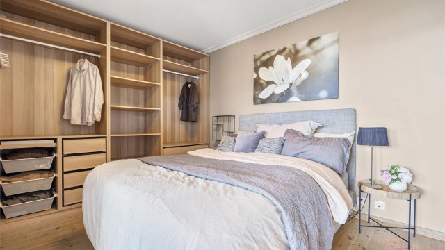 Rommet har en stor, åpen garderobeløsning som gir rikelig med oppbevaringsplass.