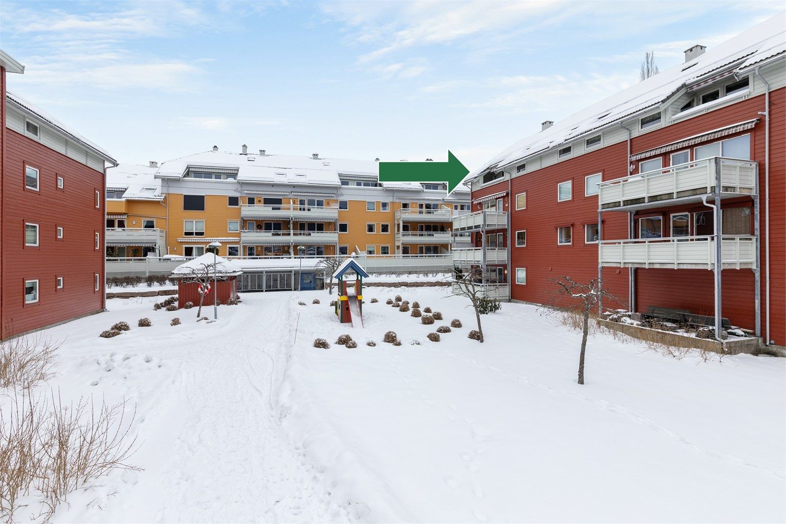 Eiendommen ligger i et rolig og skjermet bomiljø med pent opparbeidede fellesarealer.