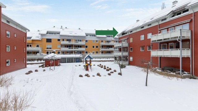 Eiendommen ligger i et rolig og skjermet bomiljø med pent opparbeidede fellesarealer.