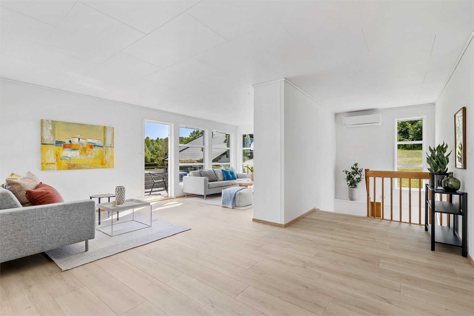 Lys og åpen stue/spisestue- og kjøkkenløsning med nye gulv og god takhøyde.