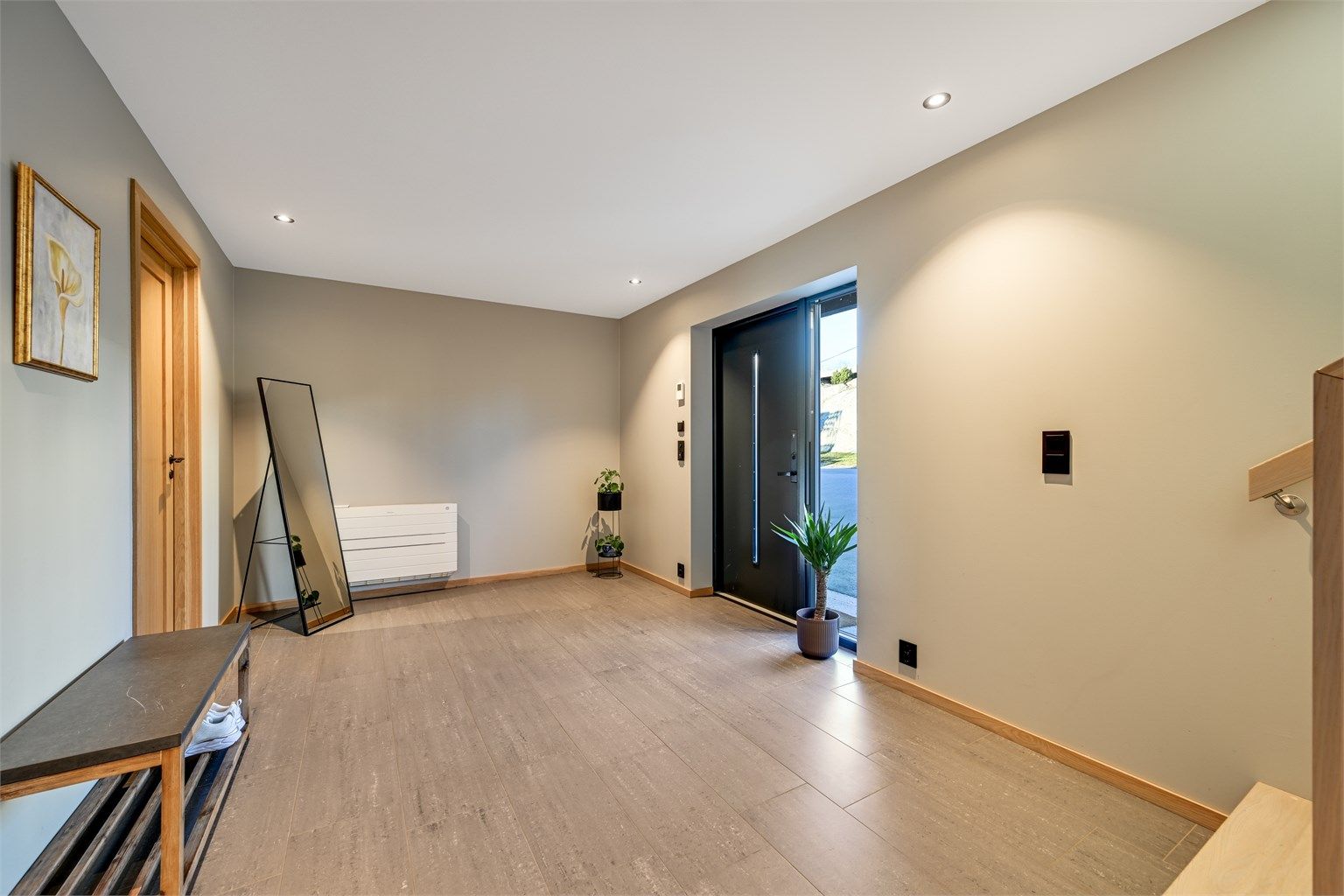 God garderobeplass til oppbevaring av yttertøy og sko. 