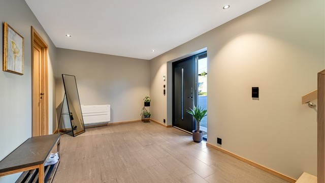 God garderobeplass til oppbevaring av yttertøy og sko.