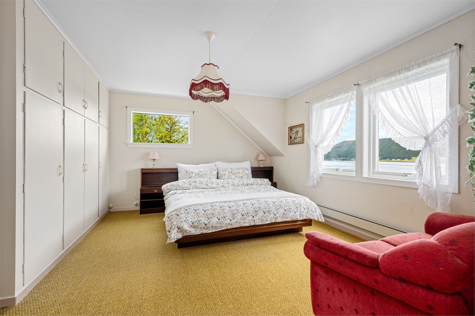 Hovedsoverom i 2 etasje med stor plassbygd garderobe. Flott utsikt