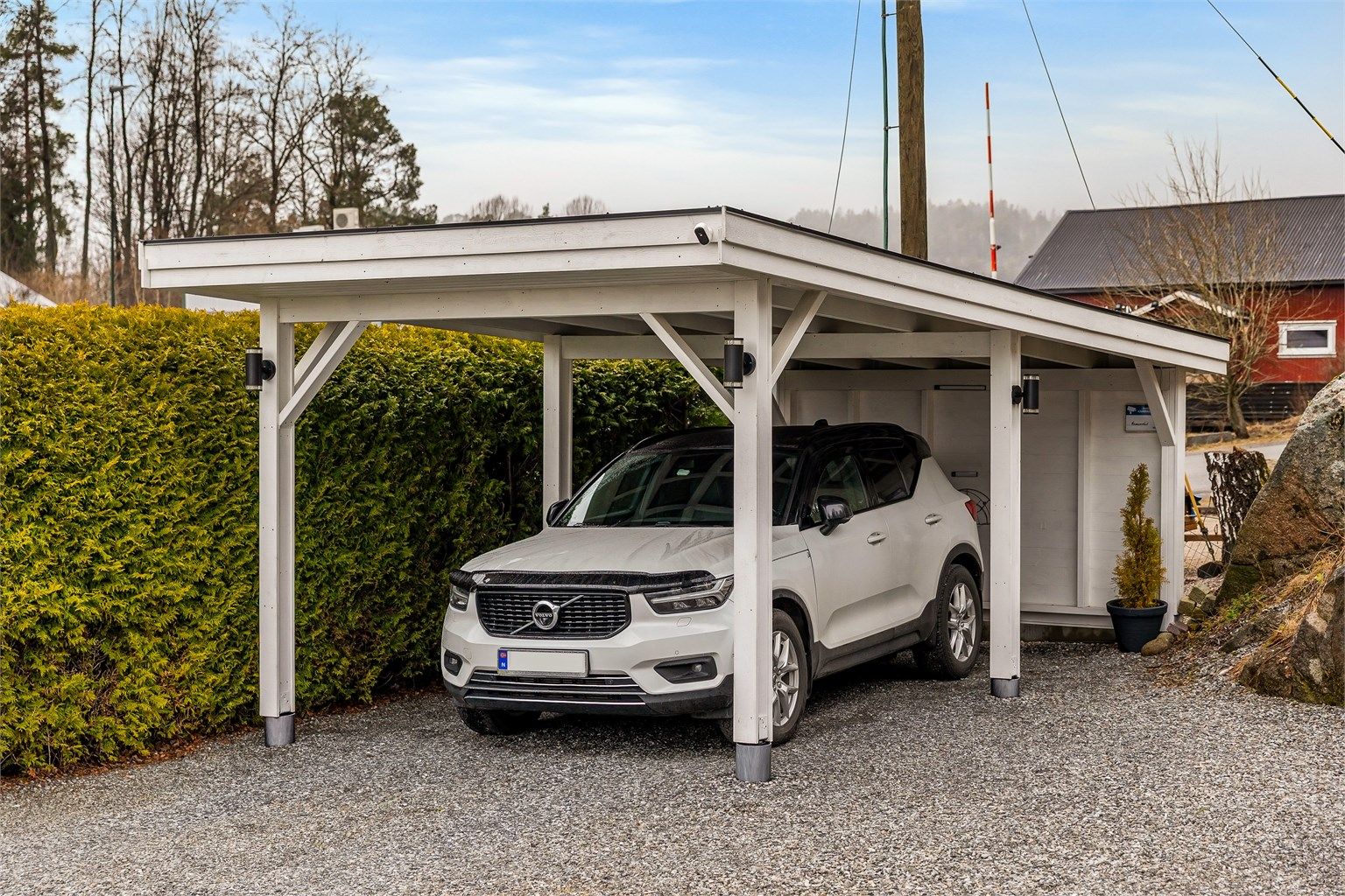 Carport i hjørne av gårdsplassen.