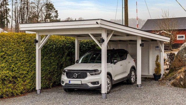 Carport i hjørne av gårdsplassen.