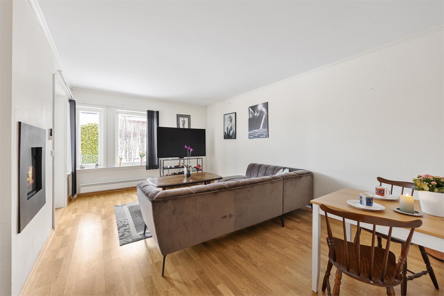 Rommet er lett å møblere med plass til både sofagruppe og spisebord.