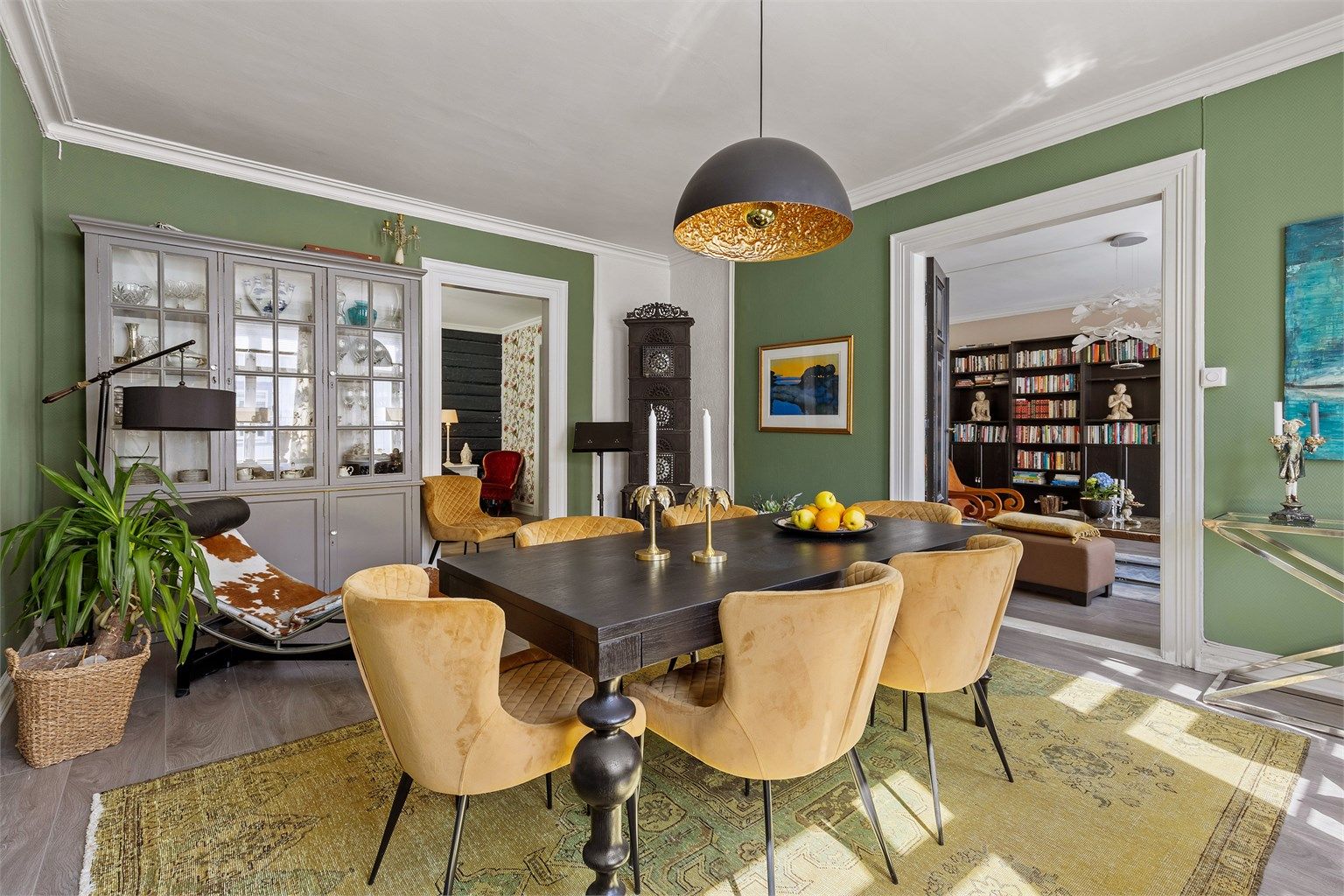 Leiligheten er pent oppusset og fremstår med overflater i moderne og behagelige fargetoner.