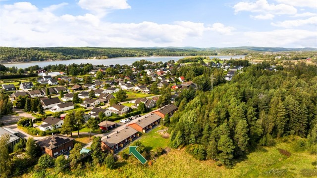 I Vestbyveien 1 bor du oppriktig tilbaketrukket, med naturen rett utenfor.