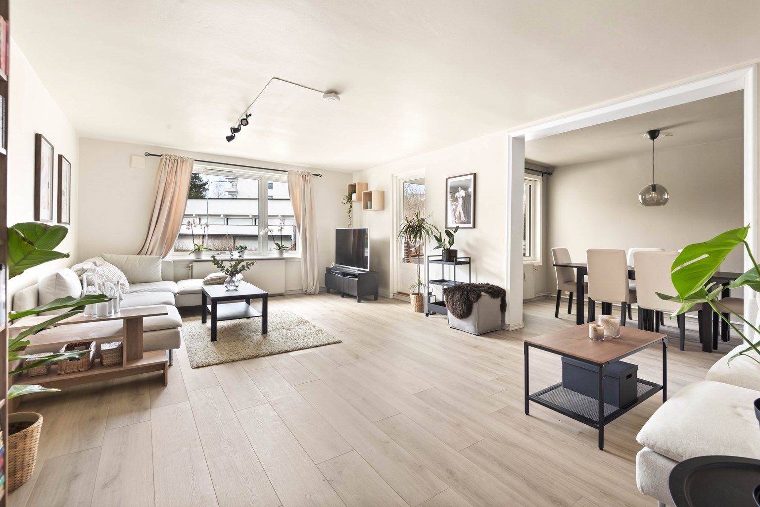 Eiendomsmegler Kristoffer Stormfelt har gleden av å presentere Fururabben 17 - En innbydende og gjennomgående 3(4) roms endeleilighet.