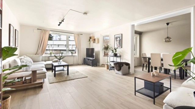 Eiendomsmegler Kristoffer Stormfelt har gleden av å presentere Fururabben 17 - En innbydende og gjennomgående 3(4) roms endeleilighet.