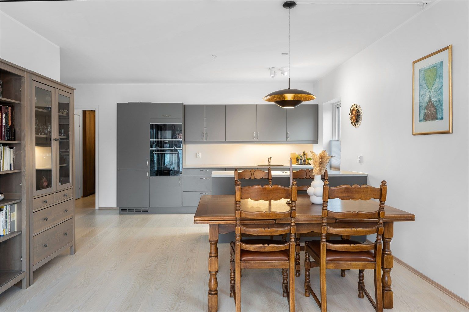 Åpen stue- og kjøkken løsning. Gulv belagt med parkett som gir en eksklusiv følelse.  