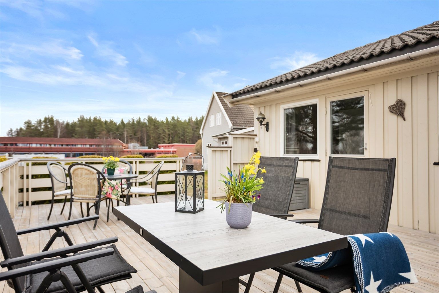 Terrassen strekker seg langs store deler av husets langside.