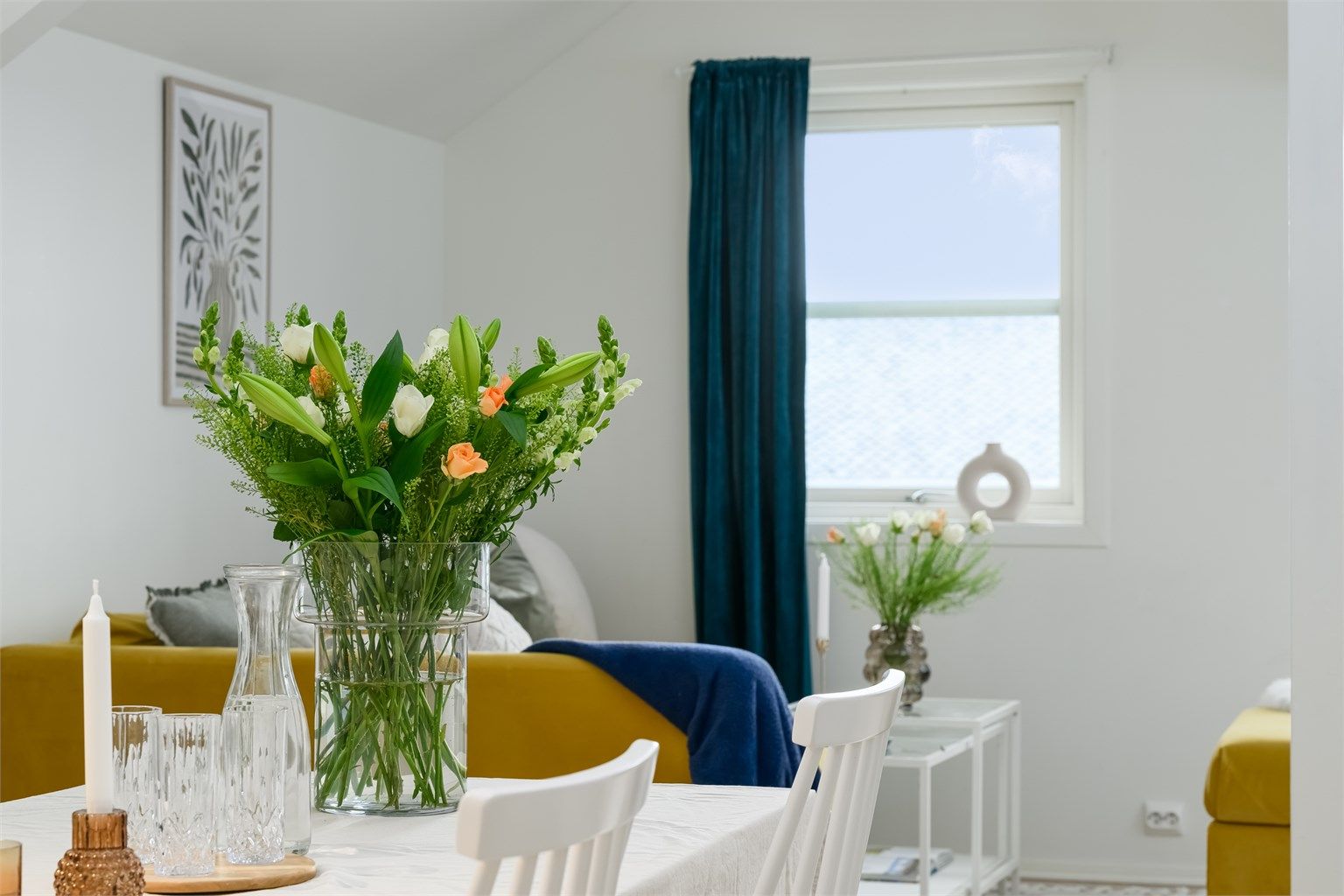 Stuen er lys og luftig, med god plass til sofagruppe og møblering.