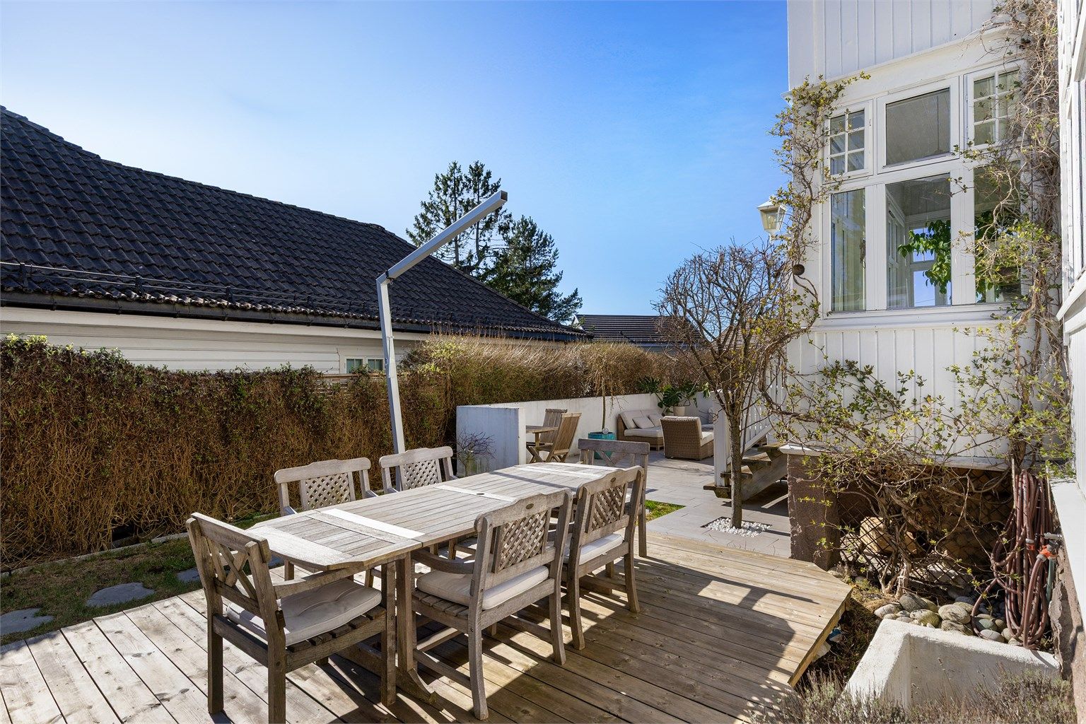 Boligen har flere fine uteplasser og soner, emd god plass til både spisebord og sittegrupper