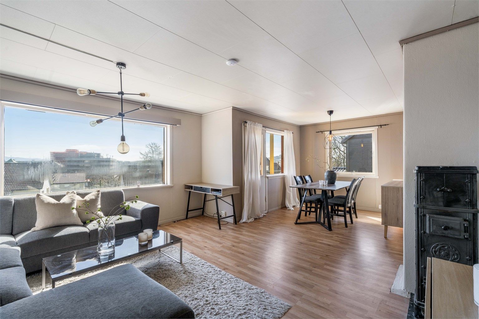 Store vinduer gir utsikt fra andre etasje og gode lysforhold.