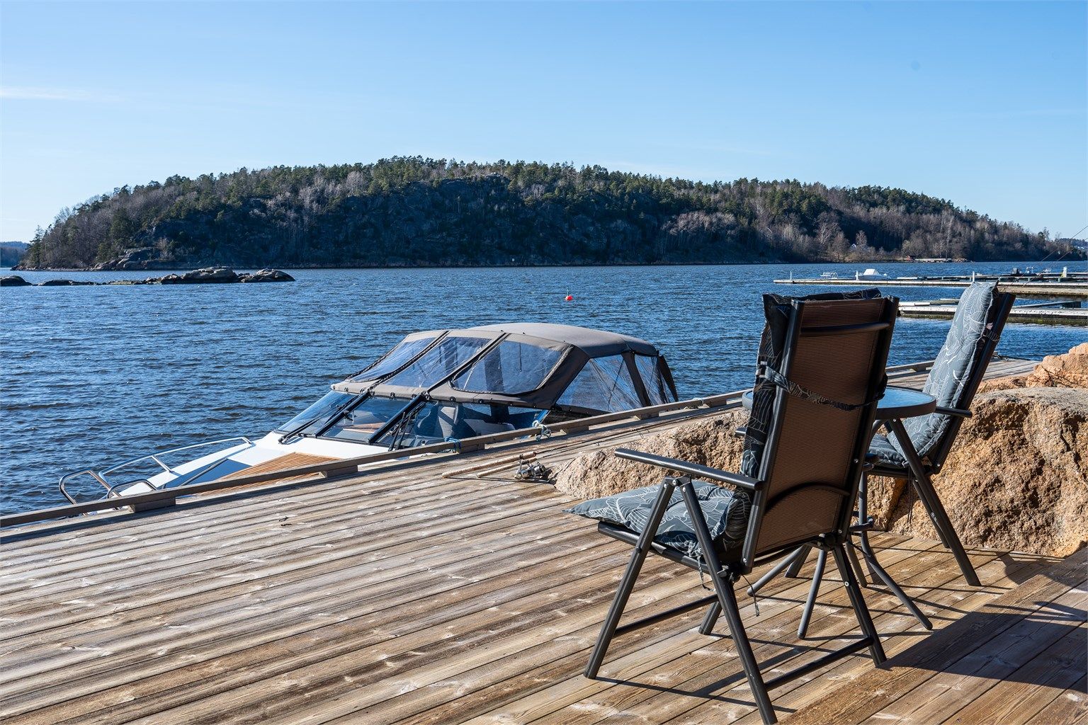 Nede ved vannkanten finner du egen brygge og sjarmerende sjøbod, med direkte tilgang til Færders unike skjærgård. 