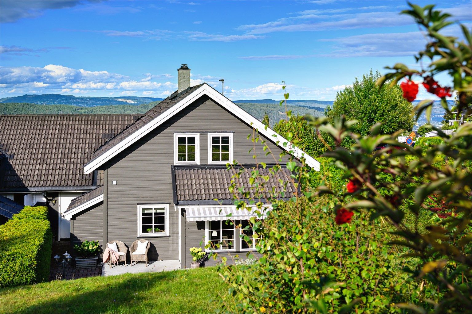 Sol til ca. 21.00 (midtsommerstid) iflg. selger.