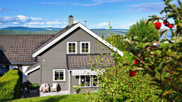 Sol til ca. 21.00 (midtsommerstid) iflg. selger.