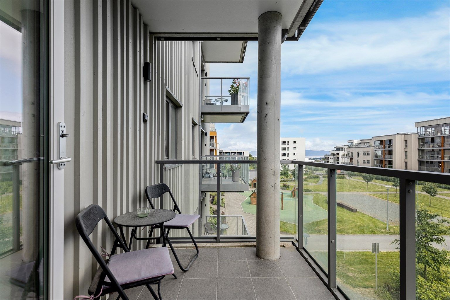 Balkongen har god plass til ønsket utemøblement og grill og vil på sommerstid oppleves som en fin forlengelse av stuen. 