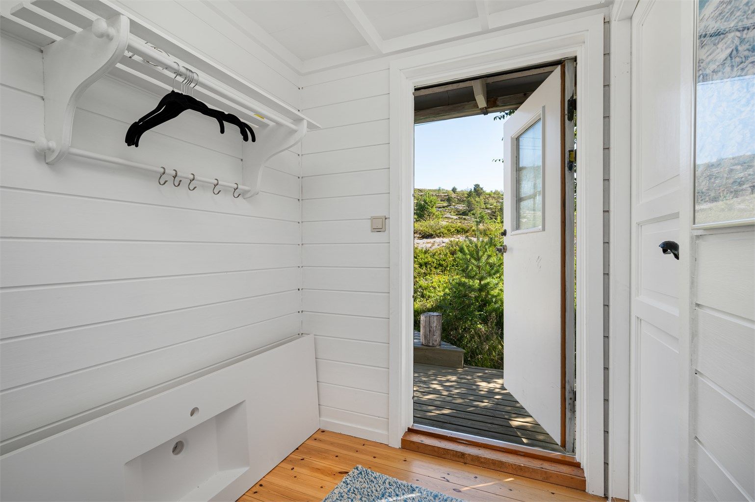 Velkommen inn! Romslig entré med god plass til oppbevaring av yttertøy og sko. 