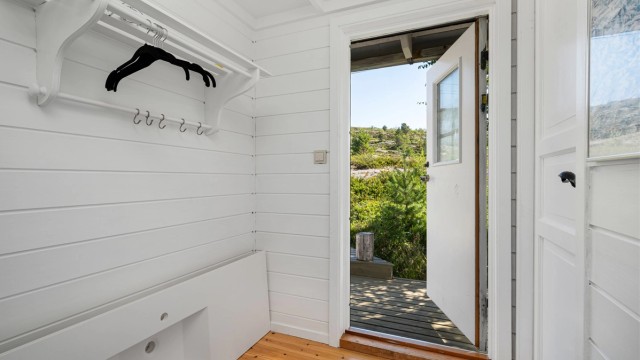 Velkommen inn! Romslig entré med god plass til oppbevaring av yttertøy og sko.