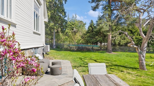Skiferlagt terrasse på husets sydside