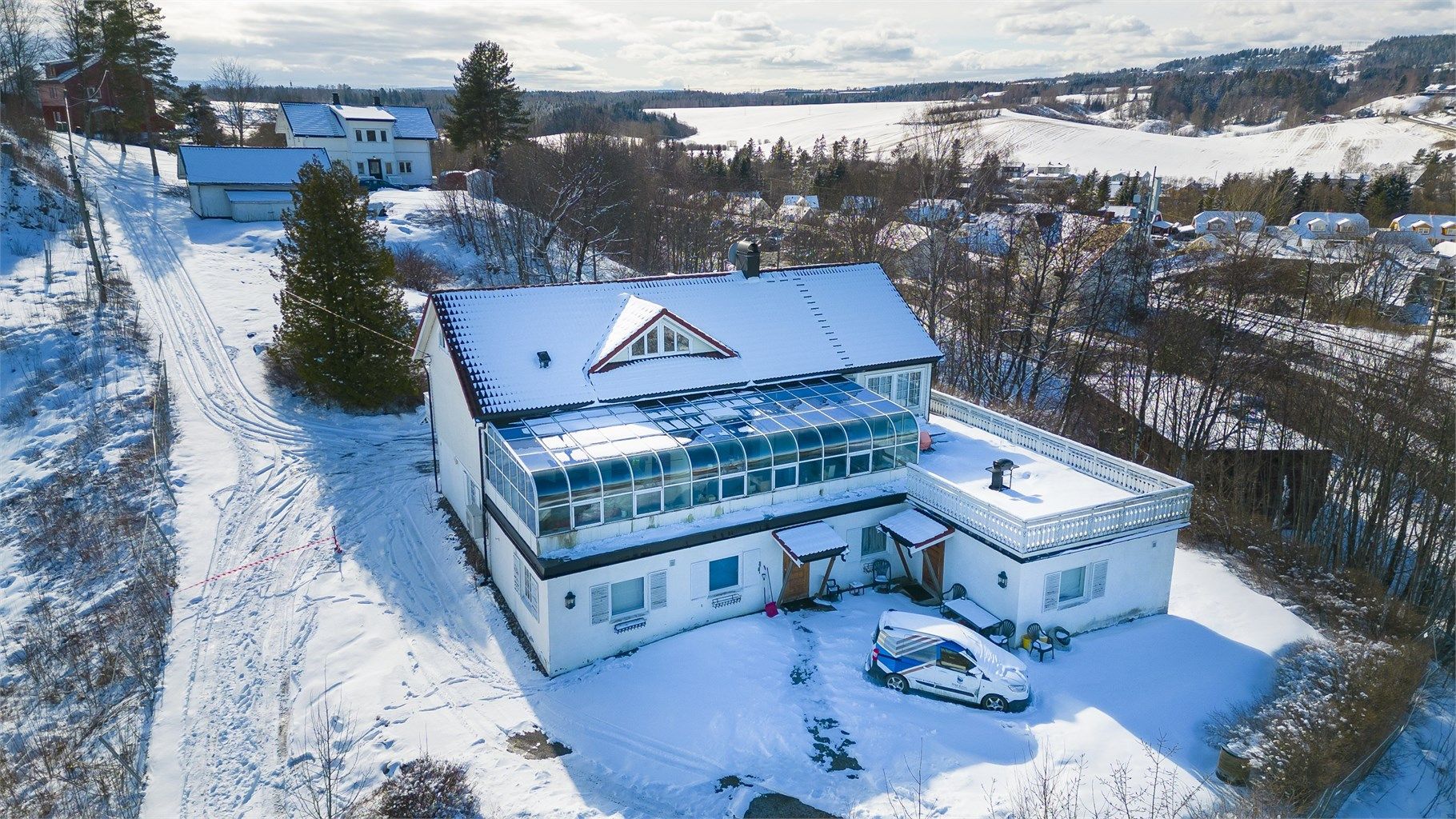 Boligen ligger på en stor tomt på ca. 2600 kvm