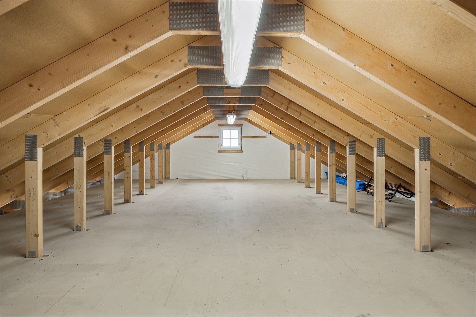 Garasjen har i tillegg et romslig lagringsloft med et gulvareal på 41 m² (ikke byggemeldt).