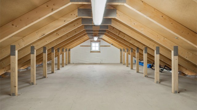 Garasjen har i tillegg et romslig lagringsloft med et gulvareal på 41 m² (ikke byggemeldt).