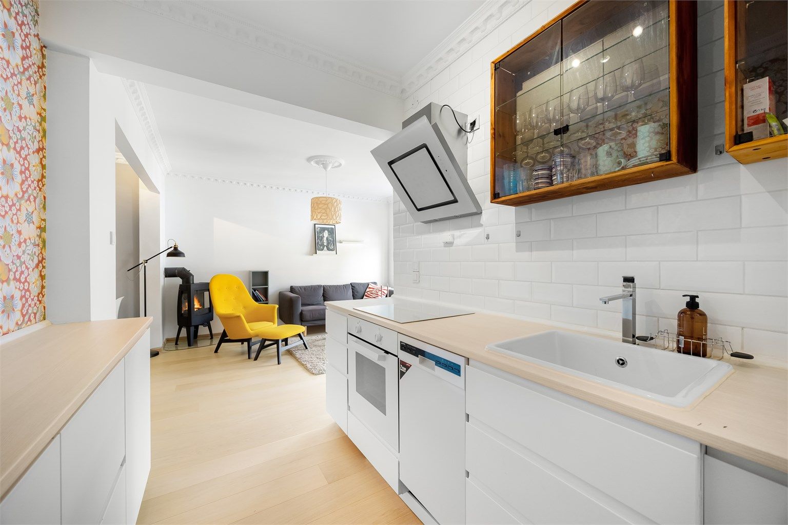 Kjøkkenet er i halvåpen løsning mot stuen.