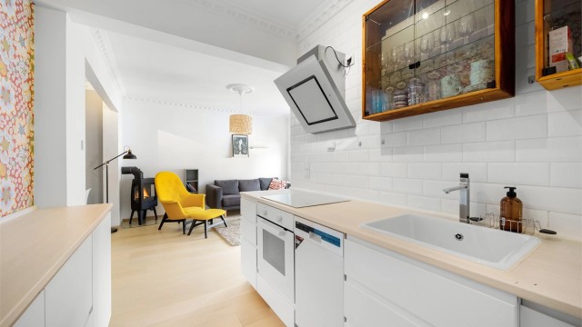 Kjøkkenet er i halvåpen løsning mot stuen.