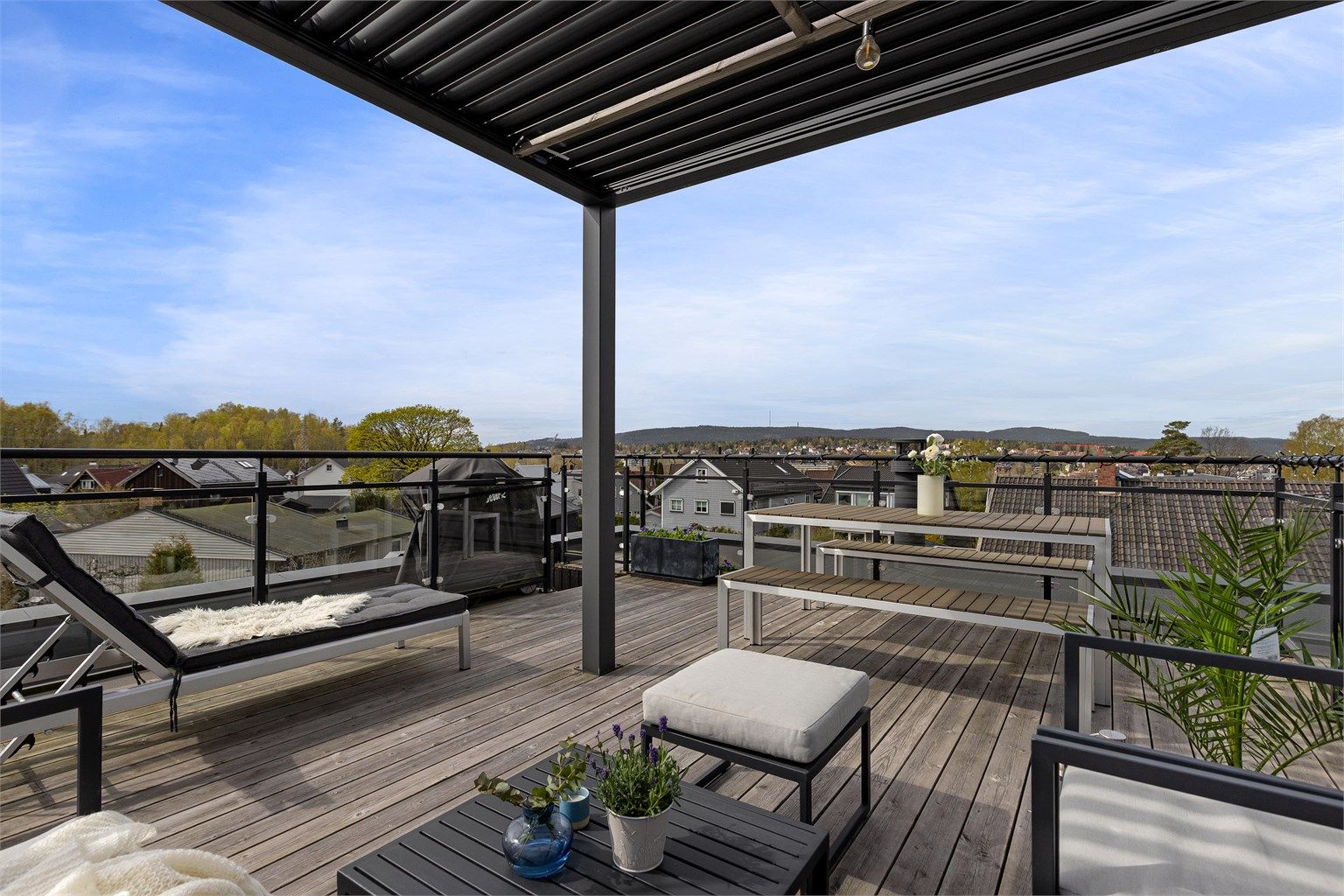 Det er panoramautsikt og upåklagelige solforhold på takterrassen