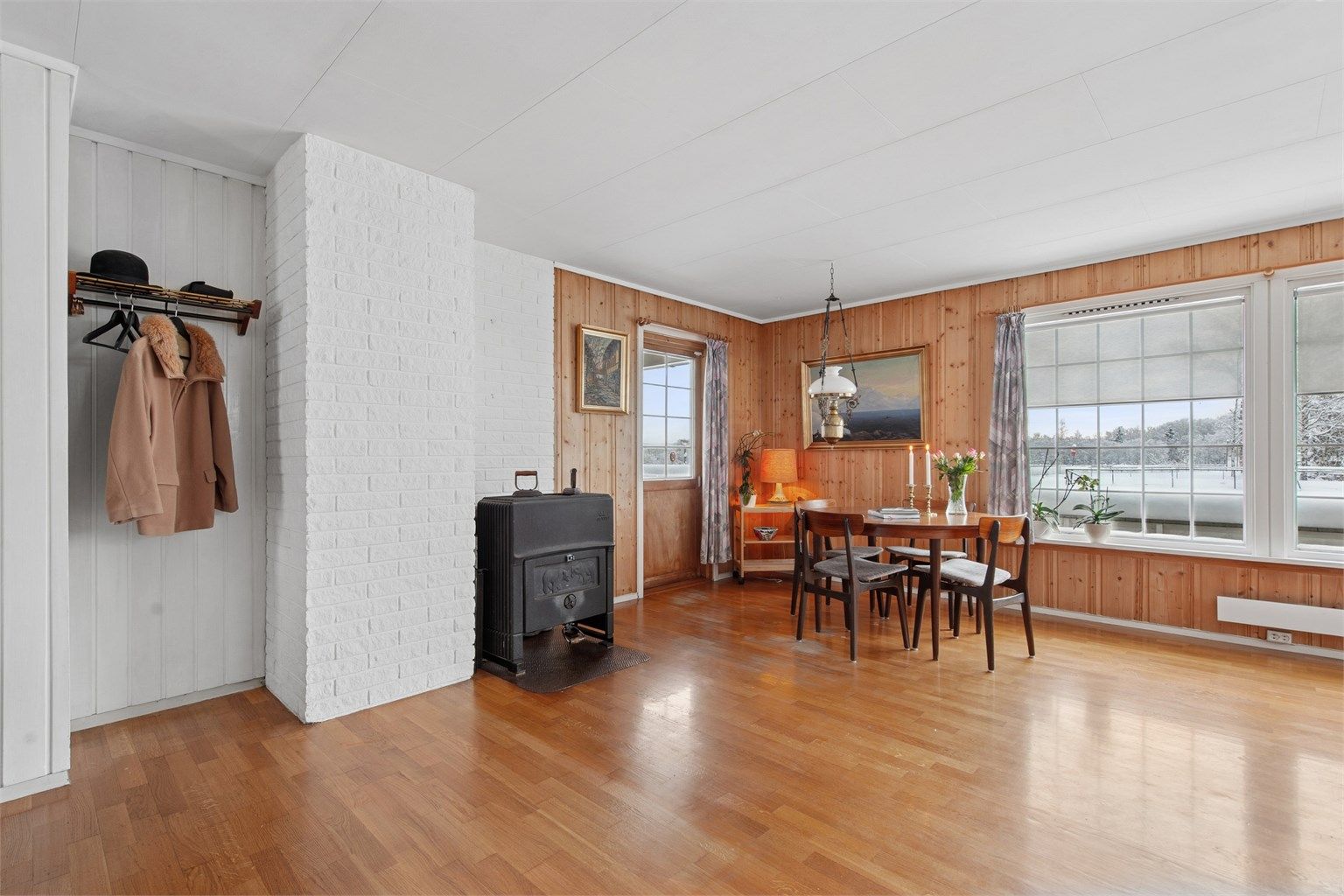 Fra stue er det utgang til terrasse som er delvis overbygd. 