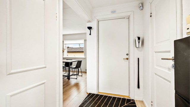 Entré i 1. etasje med adkomst til stue og spisestue.