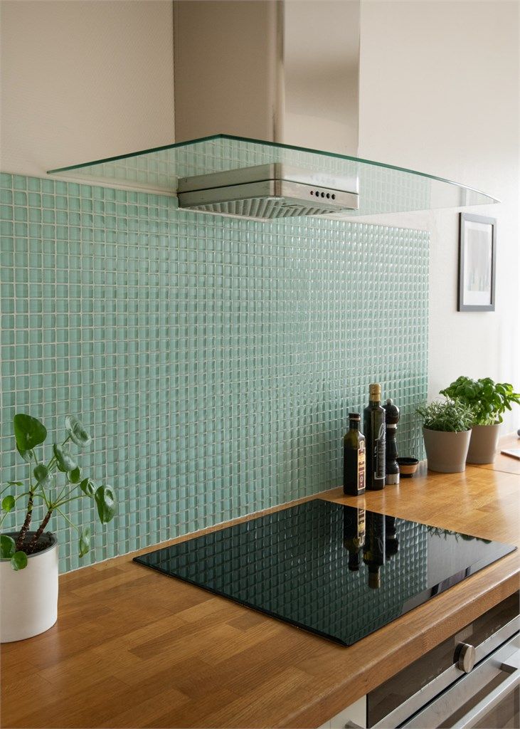 Det er også integrert stekeovn, platetopp, oppvaskmaskin, mikrobølgeovn og kjøleskap med fryser. Benkeskapsbelysning samt stikkontakter over kjøkkenbenk. 