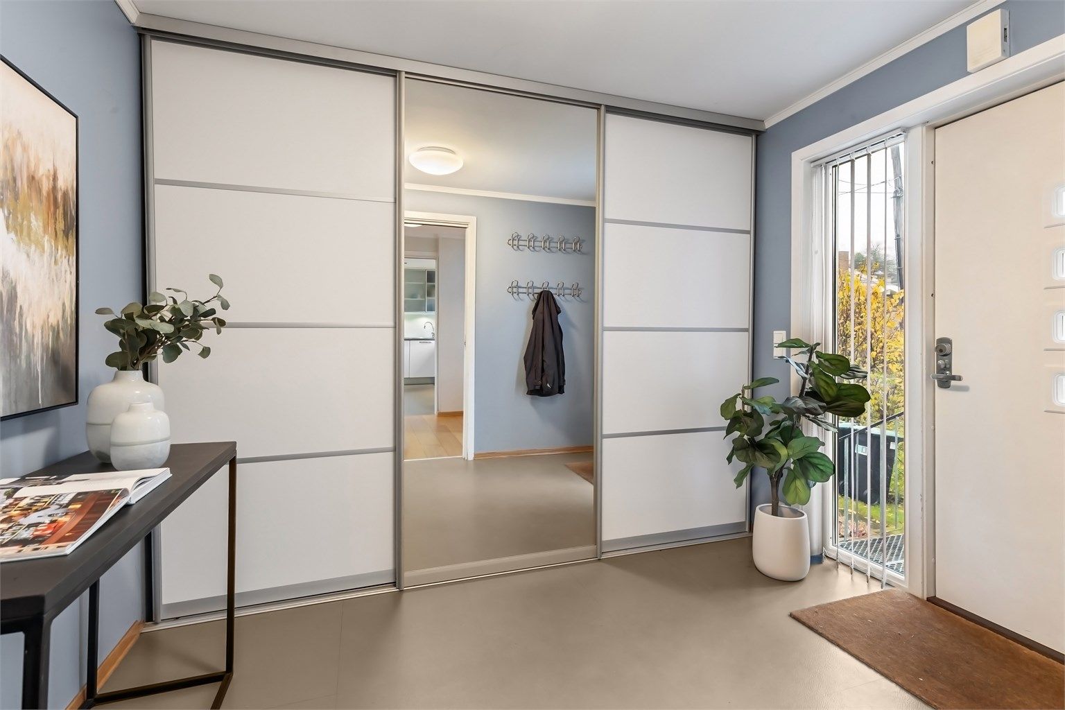 Romslig entré med god plass for yttertøy og sko