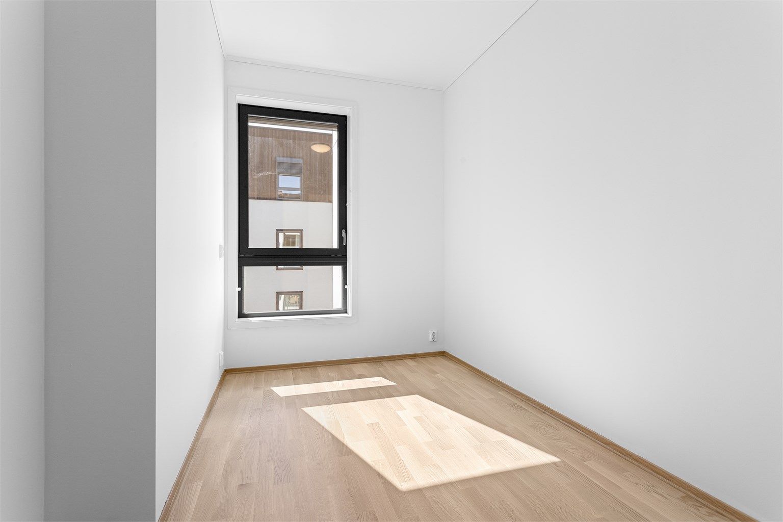 Det andre soverommet egner seg godt som barnerom, gjesterom eller kontor, alt etter behov.