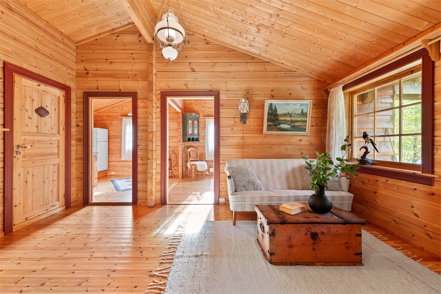 Stue med utgang til overbygd terrasse