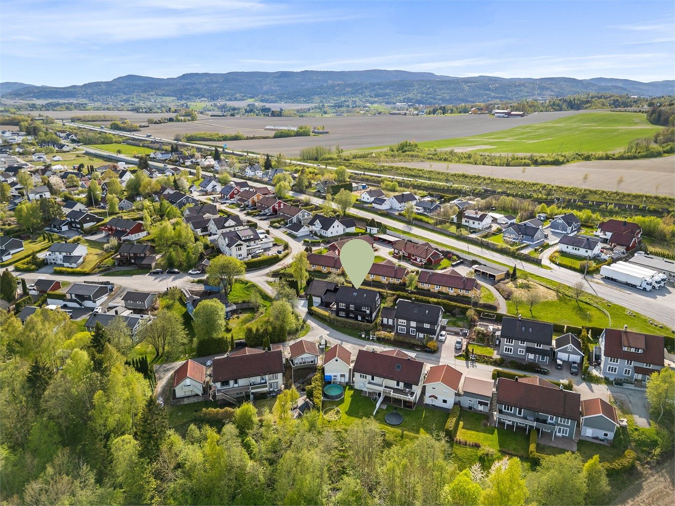 Kort vei til påkjøringen til E-18 Oslo/Kristiansand. Ca. 15 min kjøring til Drammen sentrum og Sande sentrum.