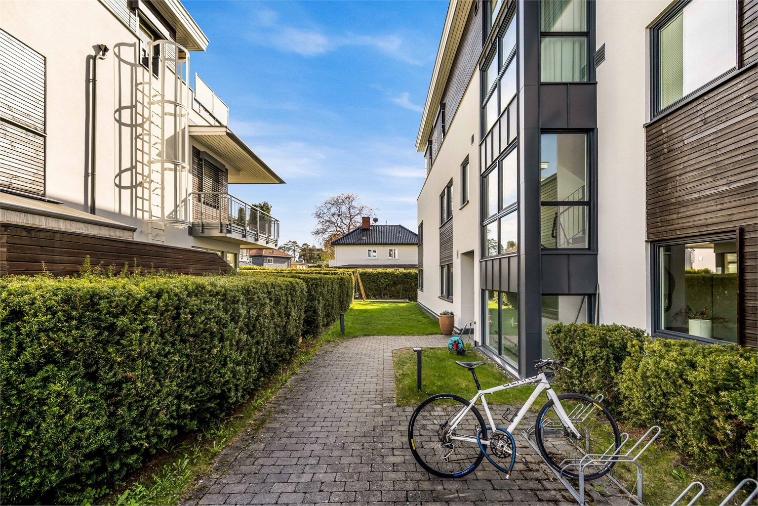 Trappefri adkomst til leiligheten gjennom felles oppgang. 