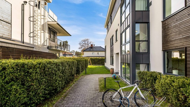 Trappefri adkomst til leiligheten gjennom felles oppgang.