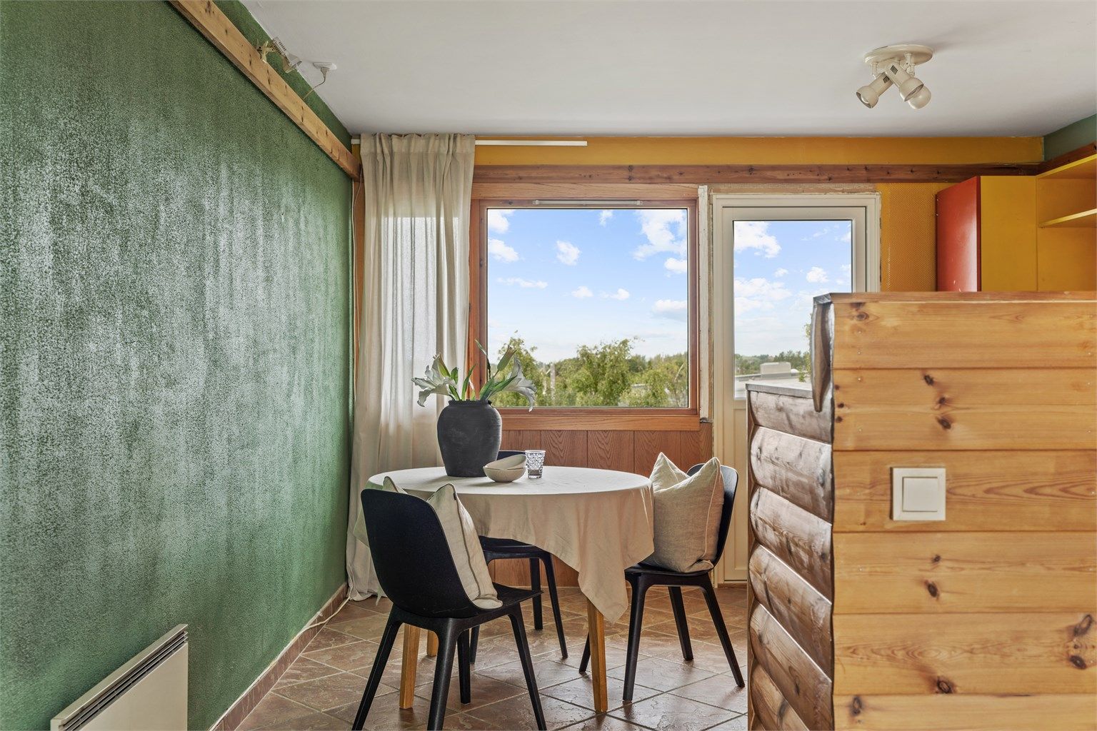 Ved kjøkkenet er det en naturlig plass for spisegruppe, med utgang til leilighetens andre balkong.