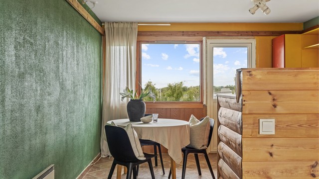 Ved kjøkkenet er det en naturlig plass for spisegruppe, med utgang til leilighetens andre balkong.