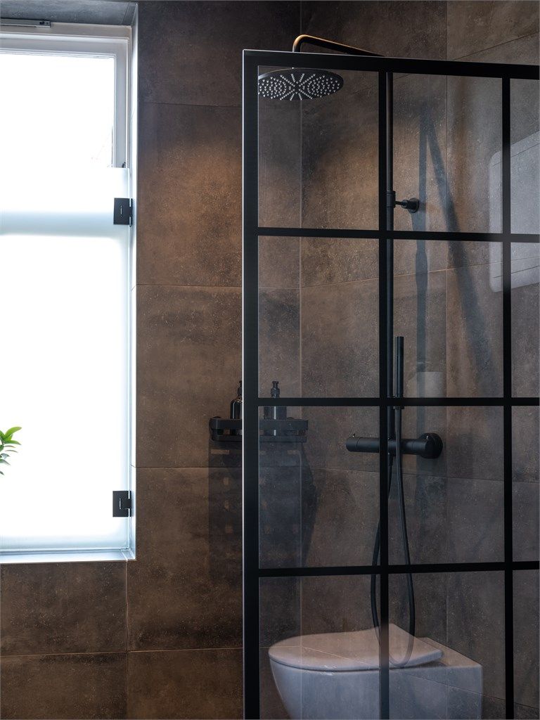 I dusjsonen er det både hånddusj og regndusj. Dette er et praktisk og funksjonelt rom med høy komfort. 