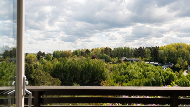 Utgang til terrassen på begge sider av kjøkkenet gjør det enkelt å ta måltidene med ut i friluft.