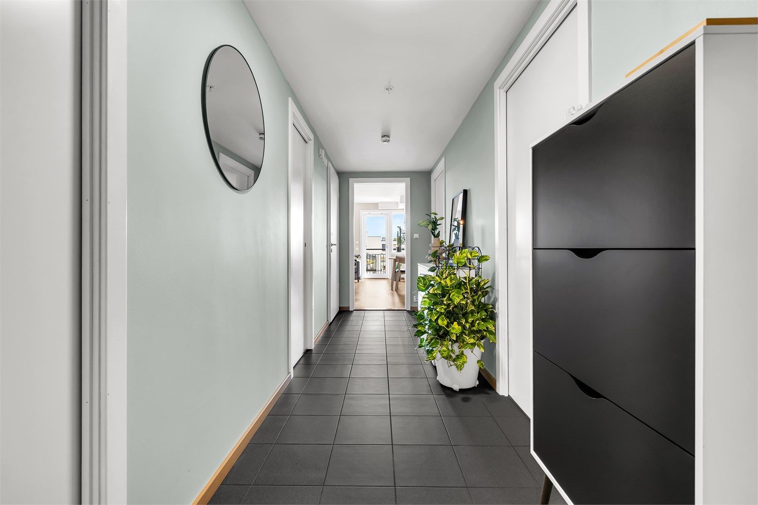 Velkommen inn i en lys entré med plass til yttertøy og sko. Fra entréen er det adkomst til samtlige rom i boligen.